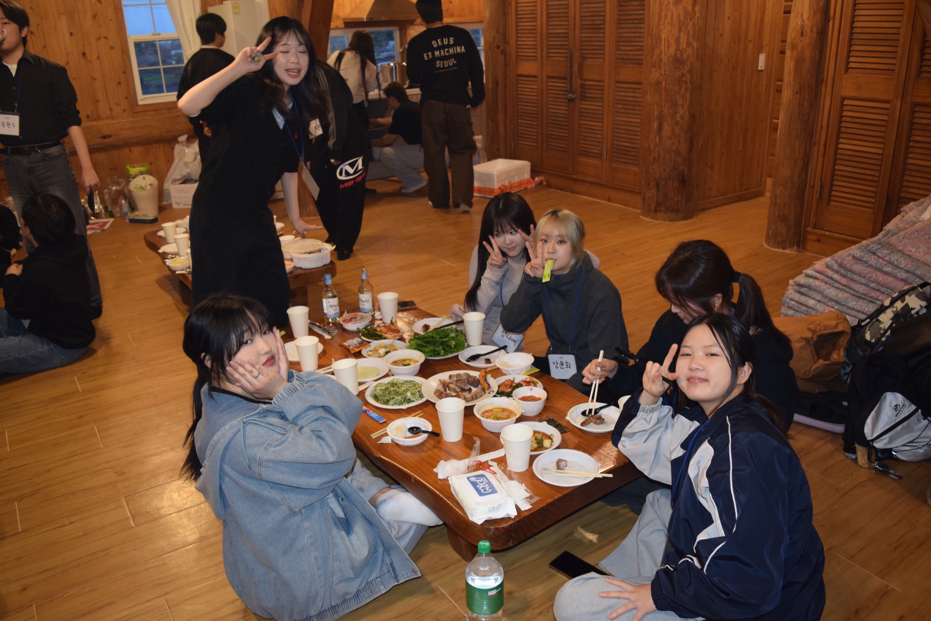 함께 식사하는 학생들