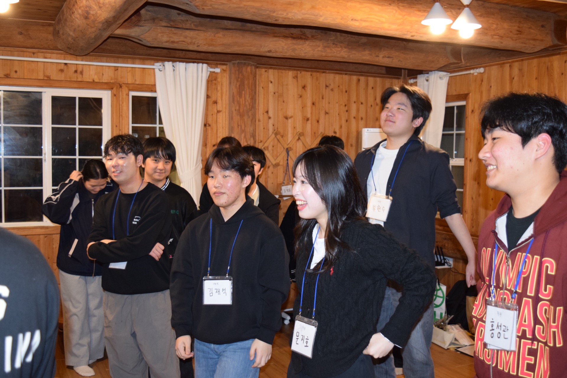 레크리에이션을 즐기는 학생들