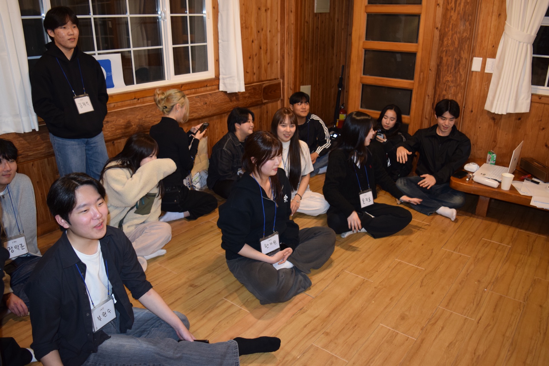 게임에 집중하는 학생들