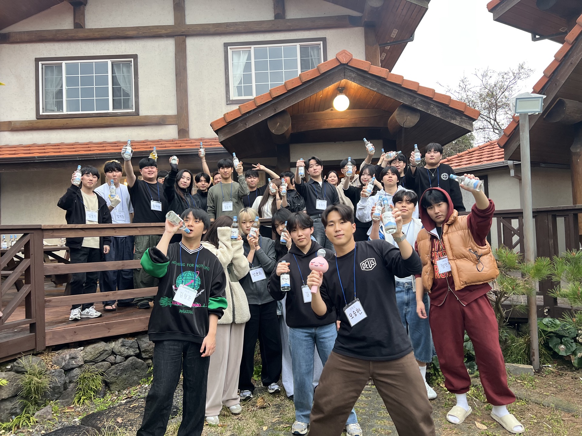 한라산소주와 함께한 단체 사진