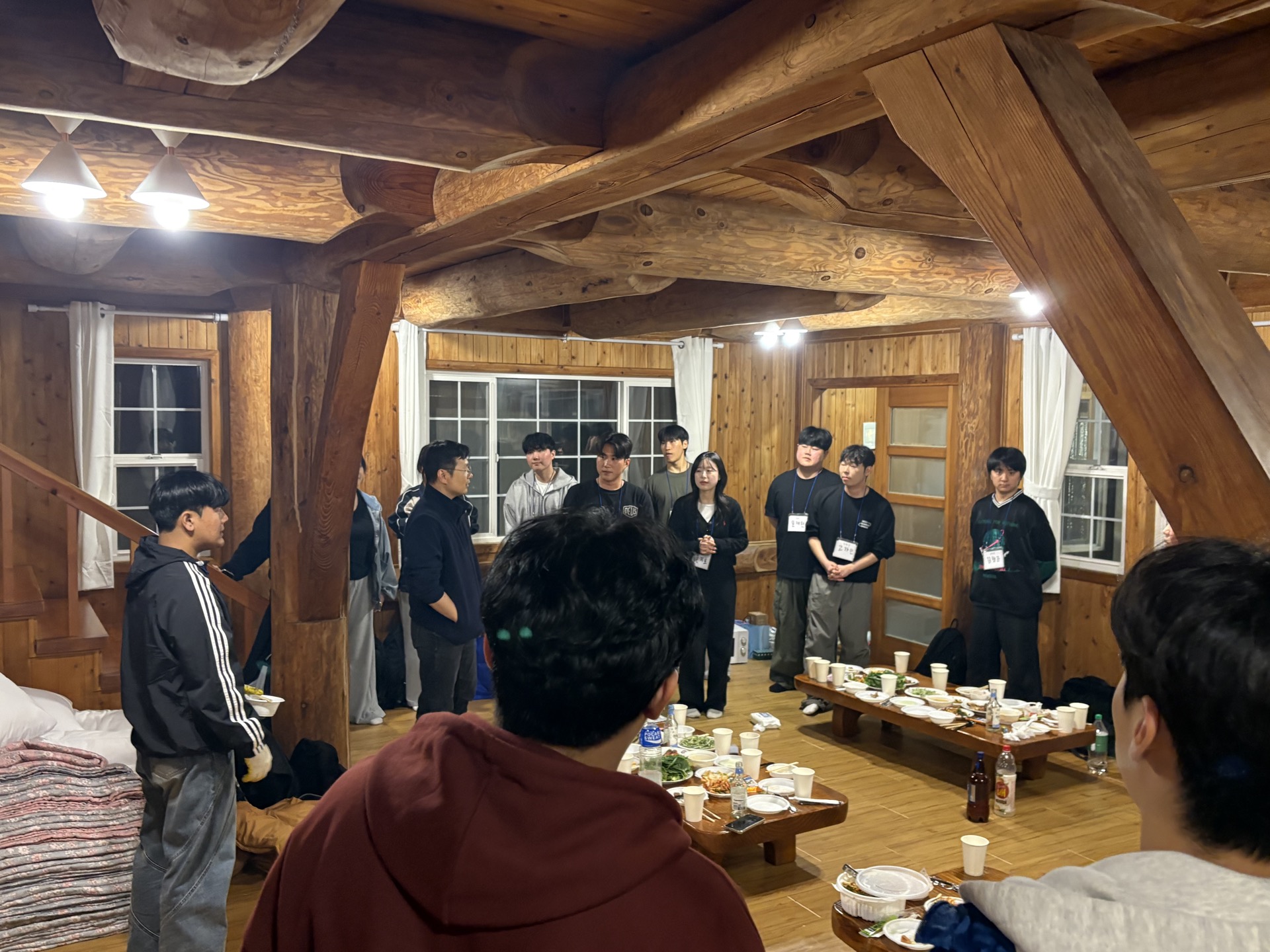 숙소에서 함께 모인 학생들