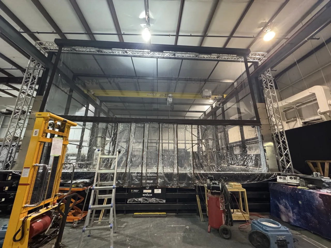 CRATER 레골리스 빈 시설 — 120톤 규모의 달 고지대 시뮬런트