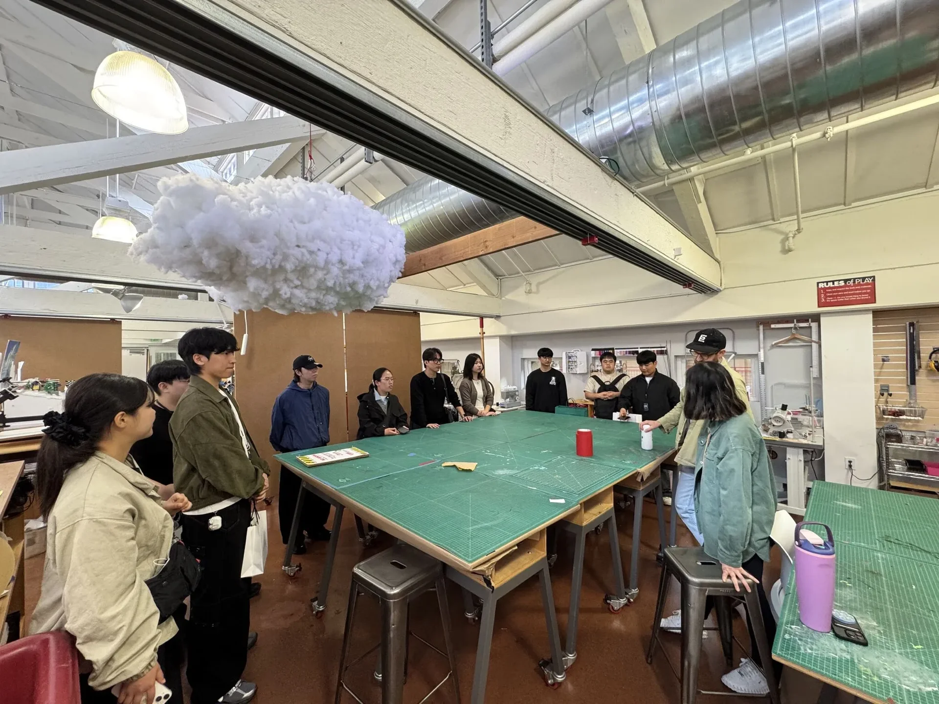 d.school 스튜디오에서 워크숍 경험을 나누는 학생들